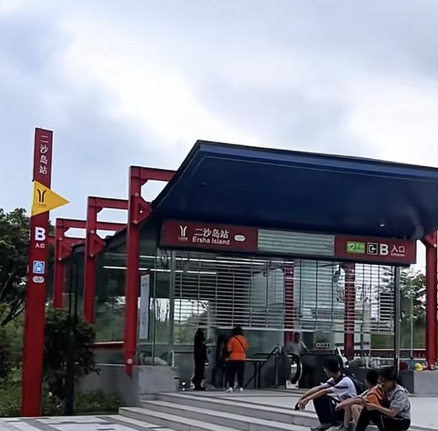 广州长期将二沙岛服侍得妥妥当当的，之前说要建座大桥，然后就没了下文，个中原因不说