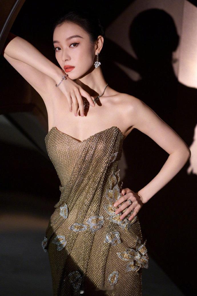 倪妮为什么不抢C位或许正因为她明白，分寸感比位置更重要。面对同台嘉宾，倪妮选择