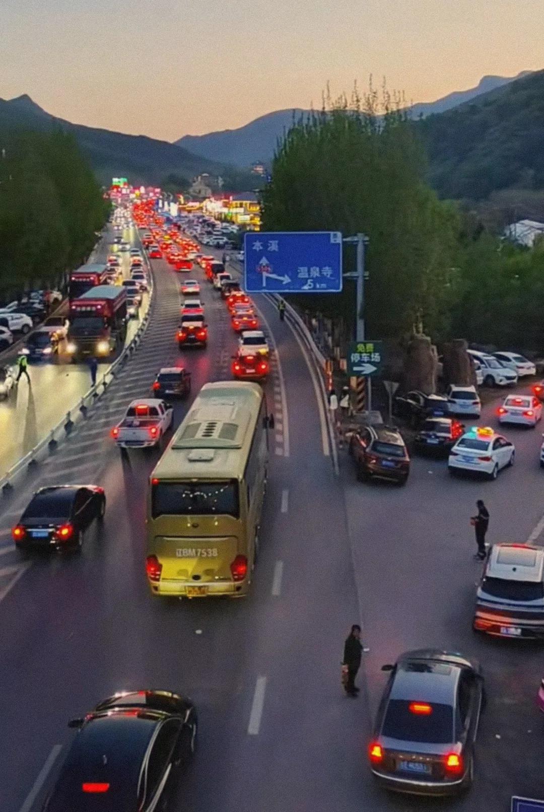 五一假期本溪的旅游太火爆了，特别是看到傍晚的时候本溪县城的街道依然是人山人海足以