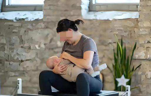 "这是什么服务态度？"河南一女子抱着哺乳期孩子和丈夫在一4S店检查轮胎，孩