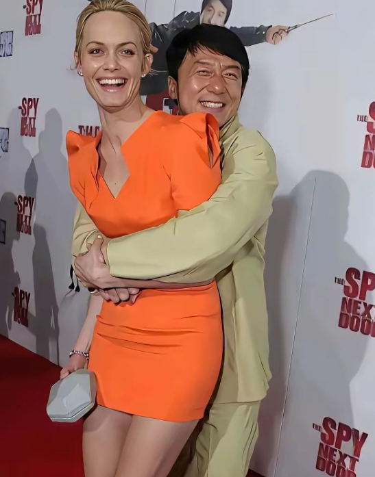 别再骂成龙揩油了你真以为章子怡当年，那口葡萄是白喂的当年在成龙生日宴上，章子怡