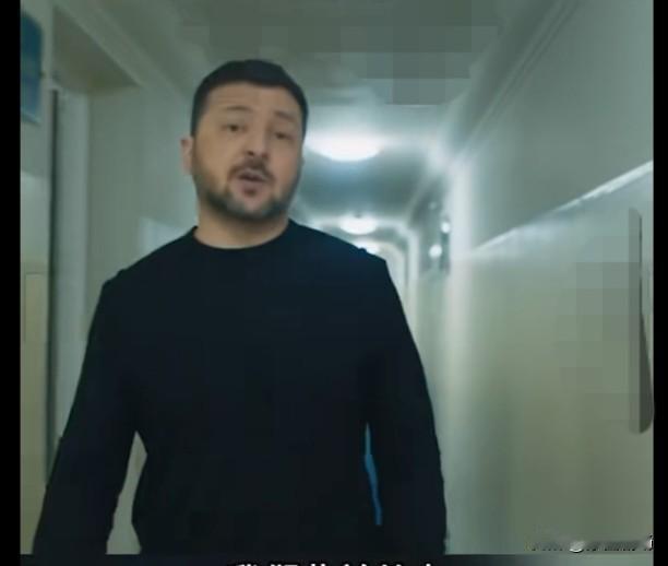 2月24日，泽连斯基在视频讲话中，首次展示了自己曾藏身两年的地堡，该地堡位于基辅