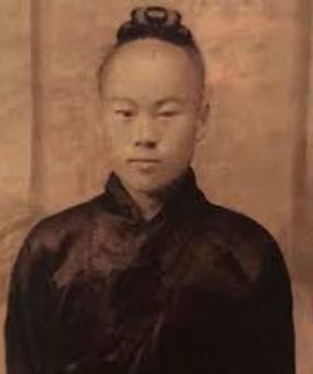 1938年山东威海的一个道观里，一名道士满身伤痕地对着祖师爷的遗像狠狠说：“师傅