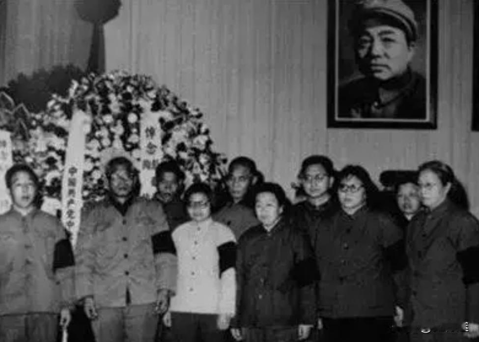 1974年12月17日，彭德怀的遗体从301医院被秘密送往火葬场火化，这是被化名