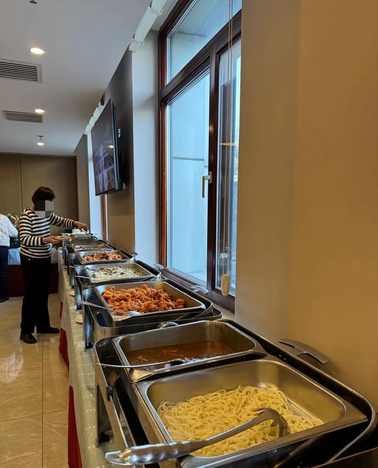 电视新闻报道，北京市东城区某单位的食堂对外开放，经济实惠，解决了单位附近居民的吃