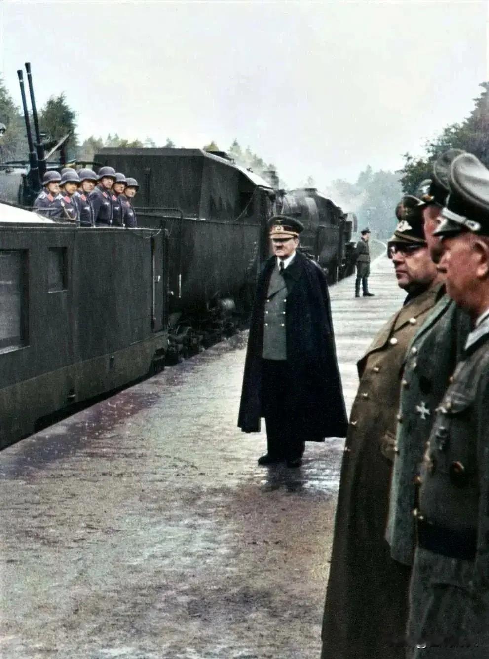 这张老照片拍摄于1944年7月20日，这一天的中午12点47分一位留着小胡子的中