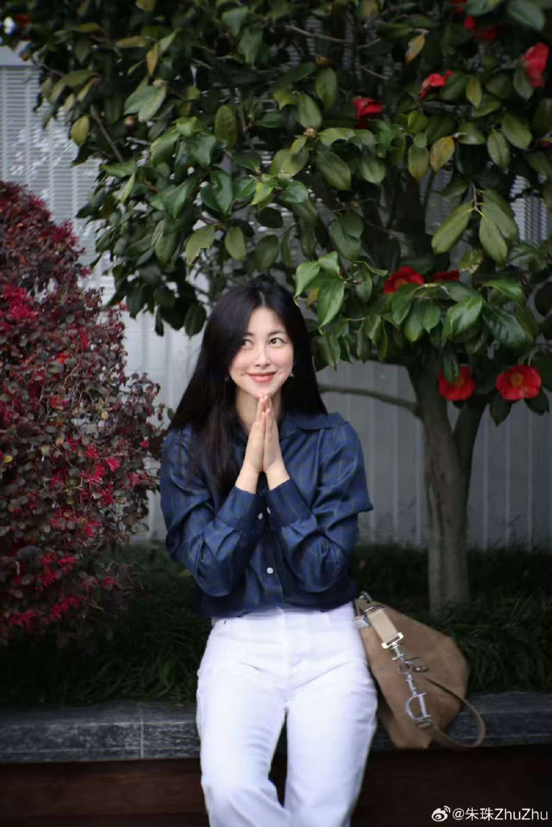 朱珠素颜拍出发图朱珠说现在的艺人是多能偷懒姐姐素颜也很美！