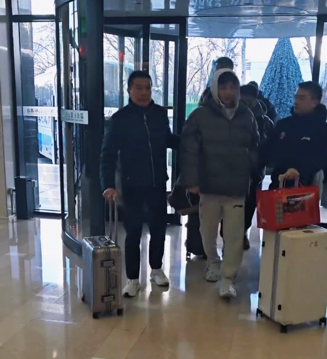 老板心系球队，海哥亲自搀扶扭伤的徐杰，看这走路姿势，感觉要休息个两三场了，早日康