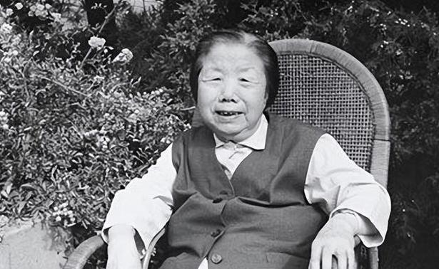 1992年7月11日，邓颖超去世后，她的秘书赵炜向中央提出了四个要求。然而，中央