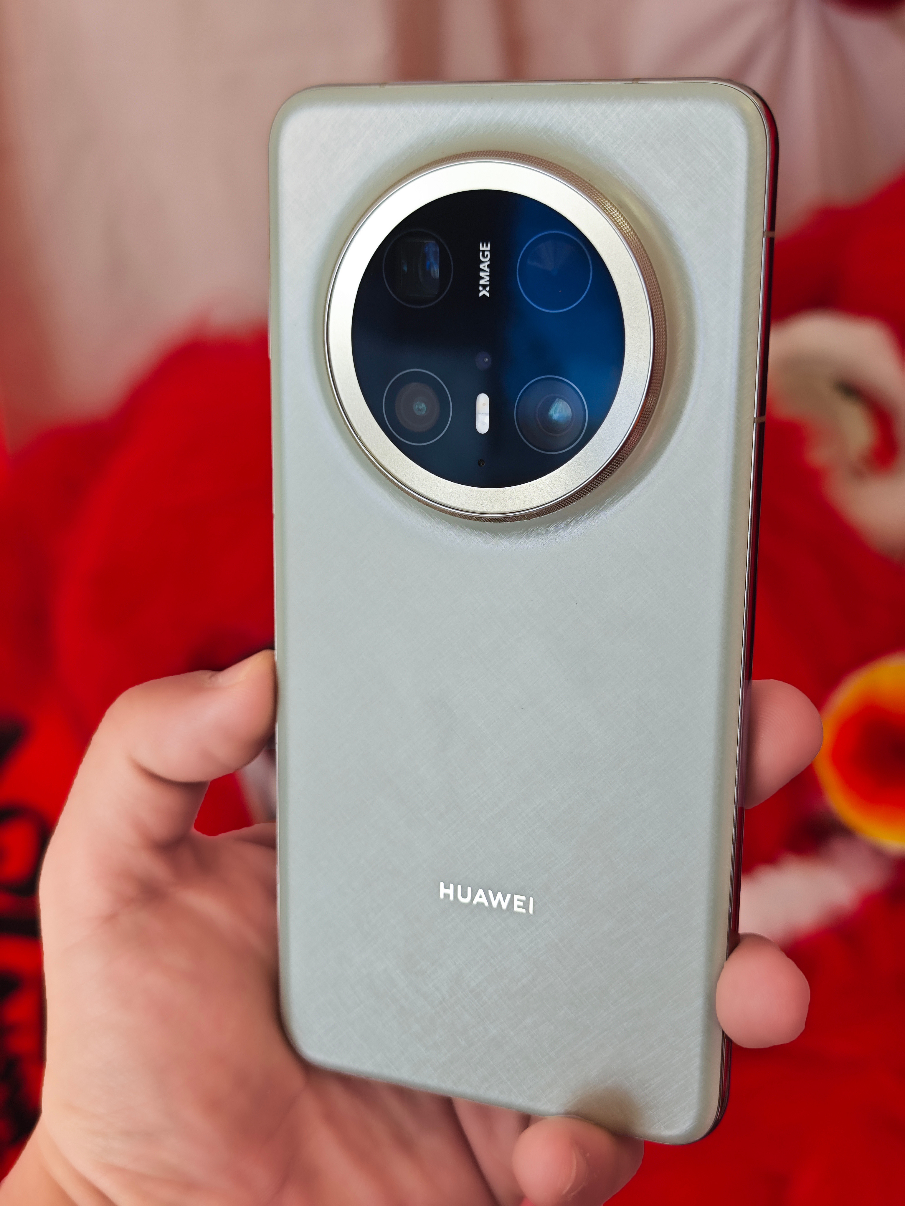 Mate70Pro+这屏幕硬度简直神了。日常随手一扔也不怕，我的钥匙都“欺负