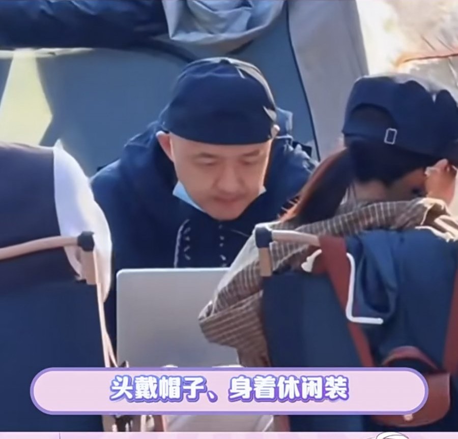 近日，包贝尔在出轨风波后现身北京怀柔与朋友度假，他面容憔悴总低着头，包文婧不在身边，估计二人肯定有隔