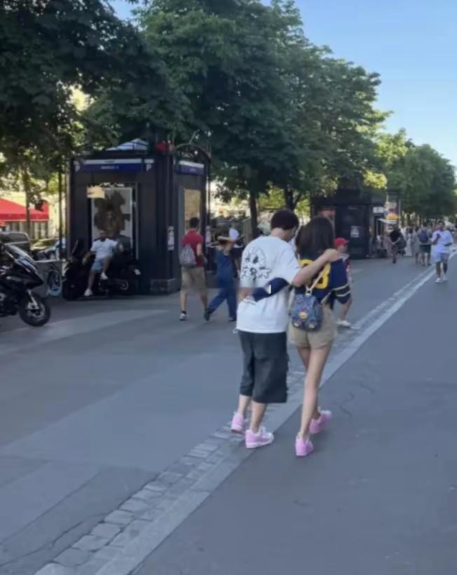 王思聪和女友现身罗马，两人在烈日下牵手逛街，外形看起来很般配​​​