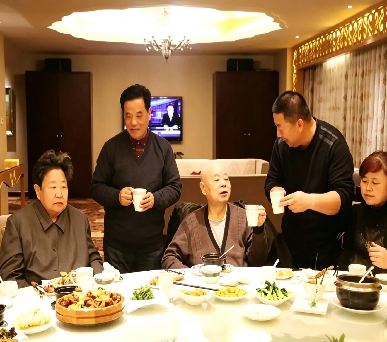 李讷和老伴王景清吃饭的老照片。老王以前是八路军，还在怒江军分区当过参谋长。大伙儿