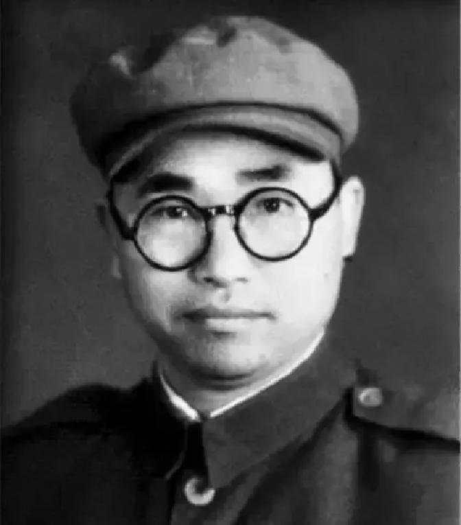 1939年，八路军炮兵团代理团长左叶盛怒之下，对着团特派员刘瑞德举枪，子弹擦着