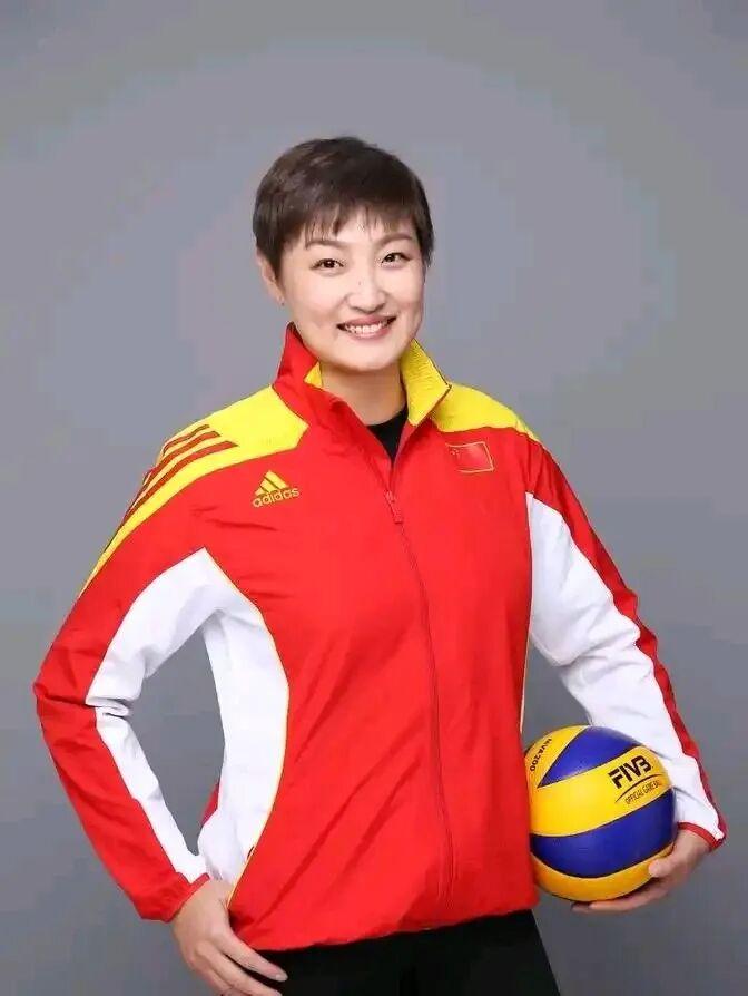 如果一定要选女性教练执教中国女排，必须得是年富力强的，这三位候选人，你更看好谁
