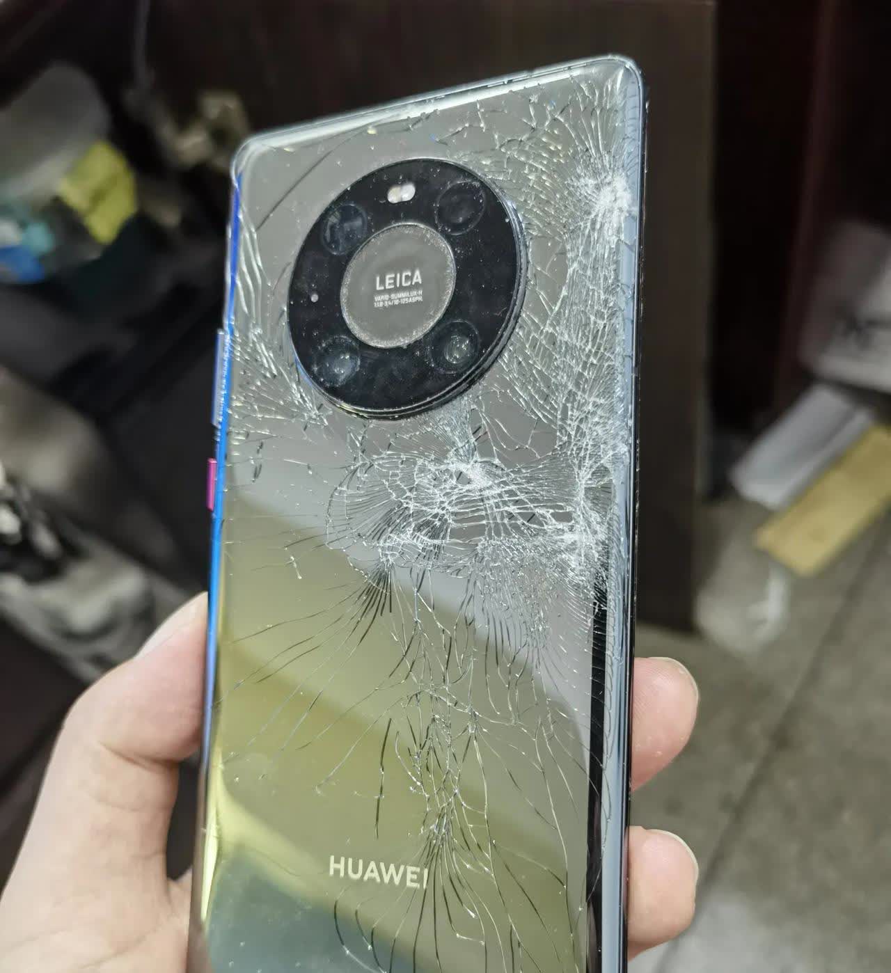 复活mate40pro到底需要多少钱？去了华为售后服务店检测，被告知要等到后天再