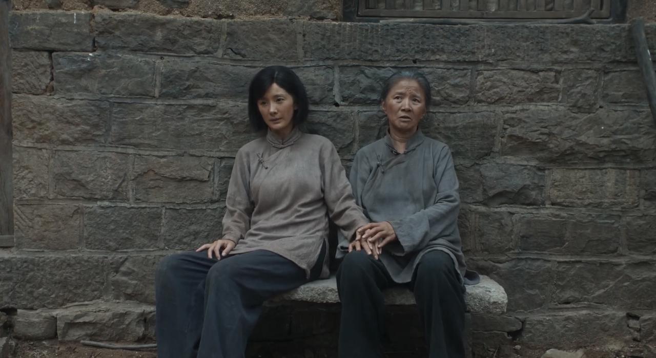 《生万物》剧中这对婆媳，在现实中是完全不同的两种人。一个把野心写在脸上，一个认清