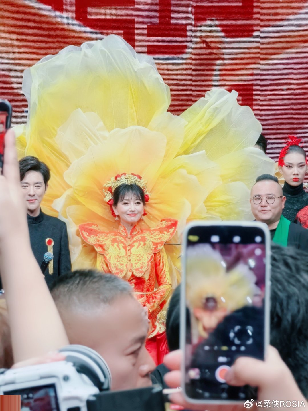 #73岁赵雅芝窈窕亮相北京时装周#家人们，感受一下妈咪的权威#赵雅芝#​