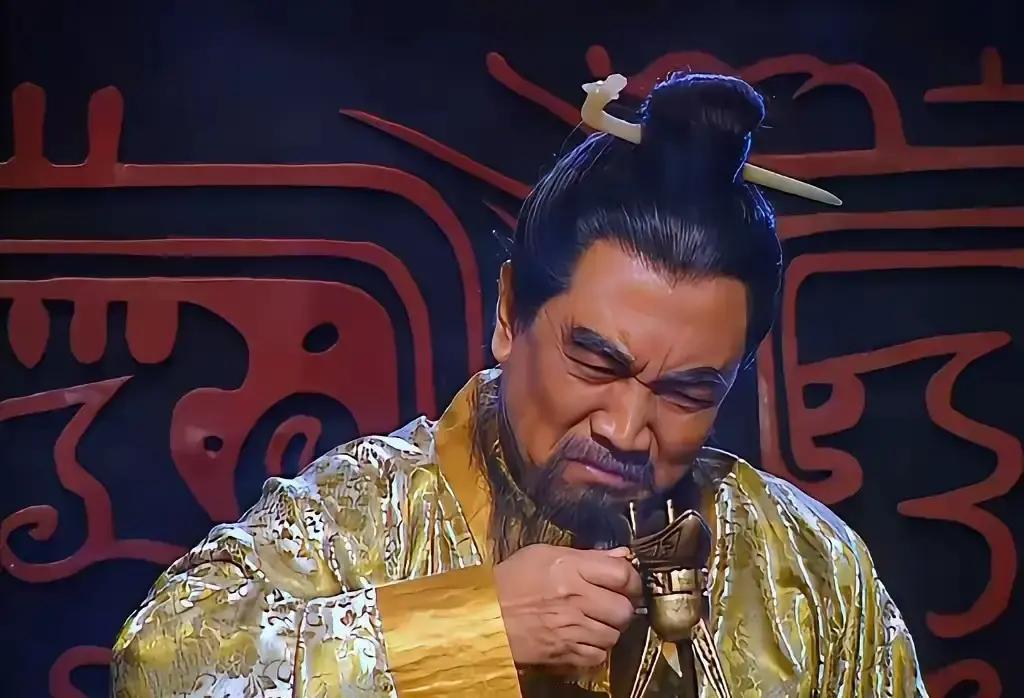 汉献帝人品有问题，有眼力见就主动废后，然后立曹节为皇后，尽快生个儿子，然后立为太子给曹操养。结果他搞