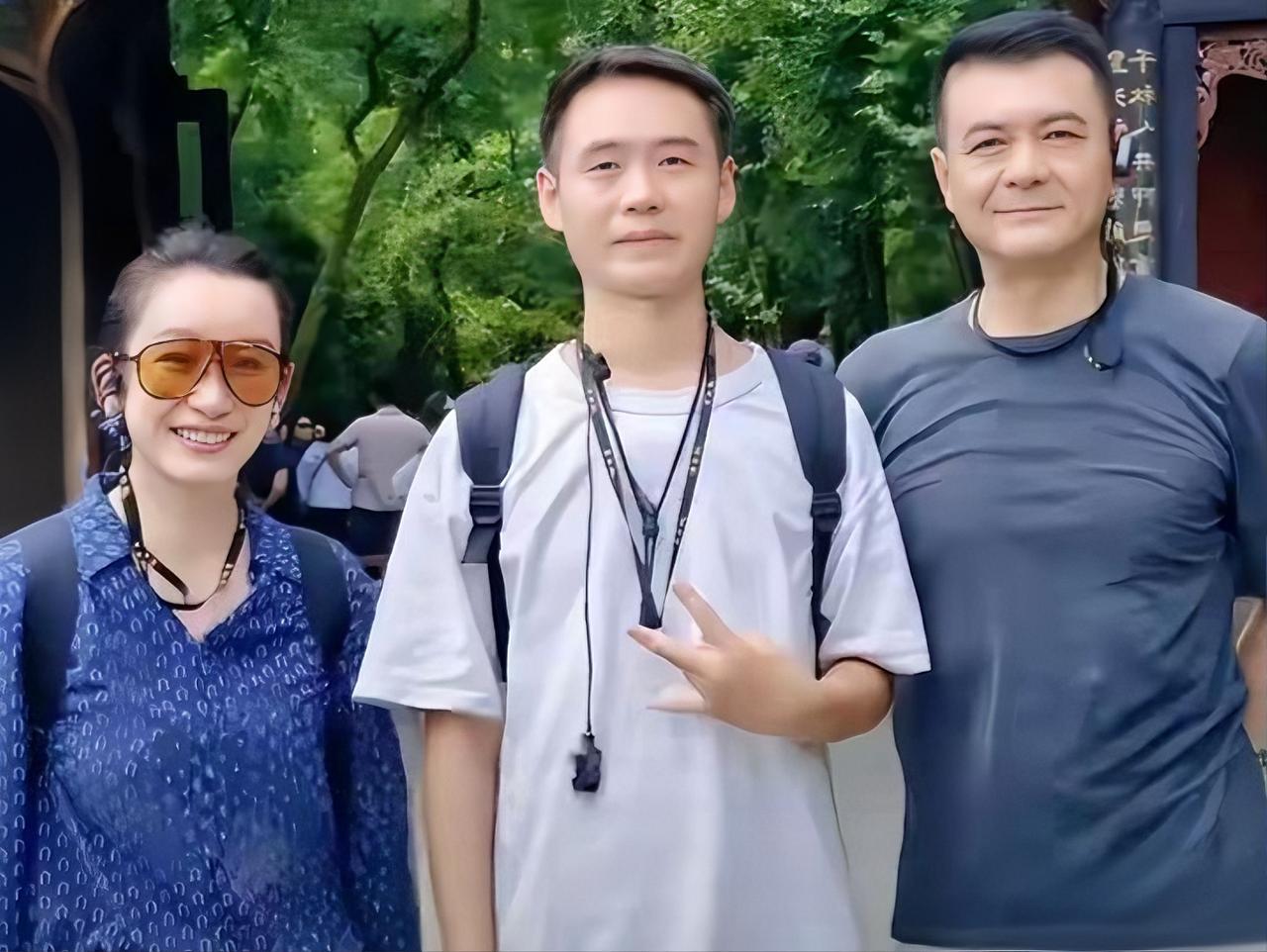 真的很难看出秦海璐已经48岁了，一家三口出门出游的状态实在太让人羡慕。此行