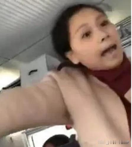 高铁上有人吃泡面，我路过的时候她还洒了我一身，我跟她理论，结果她态度特别恶劣，直