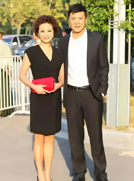 娱乐圈最不会离婚的一对明星夫妻，夫妻相满满，两个人都比较低调，面相温和，不炒作。