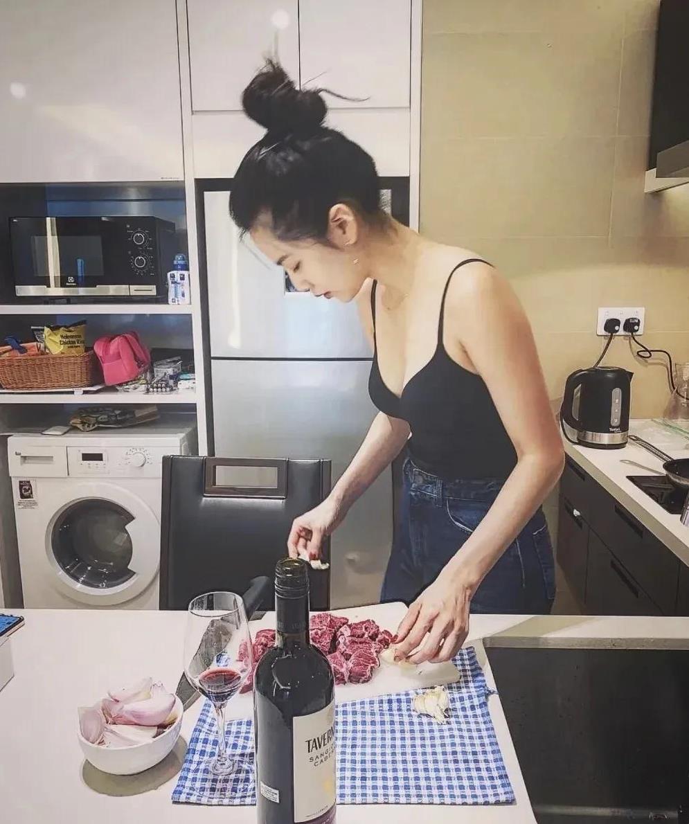 曾之乔厨房做饭也太撩了！黑色吊带勾勒出火辣曲线，牛仔裤勒出蚂蚁腰，边颠勺边笑，皮