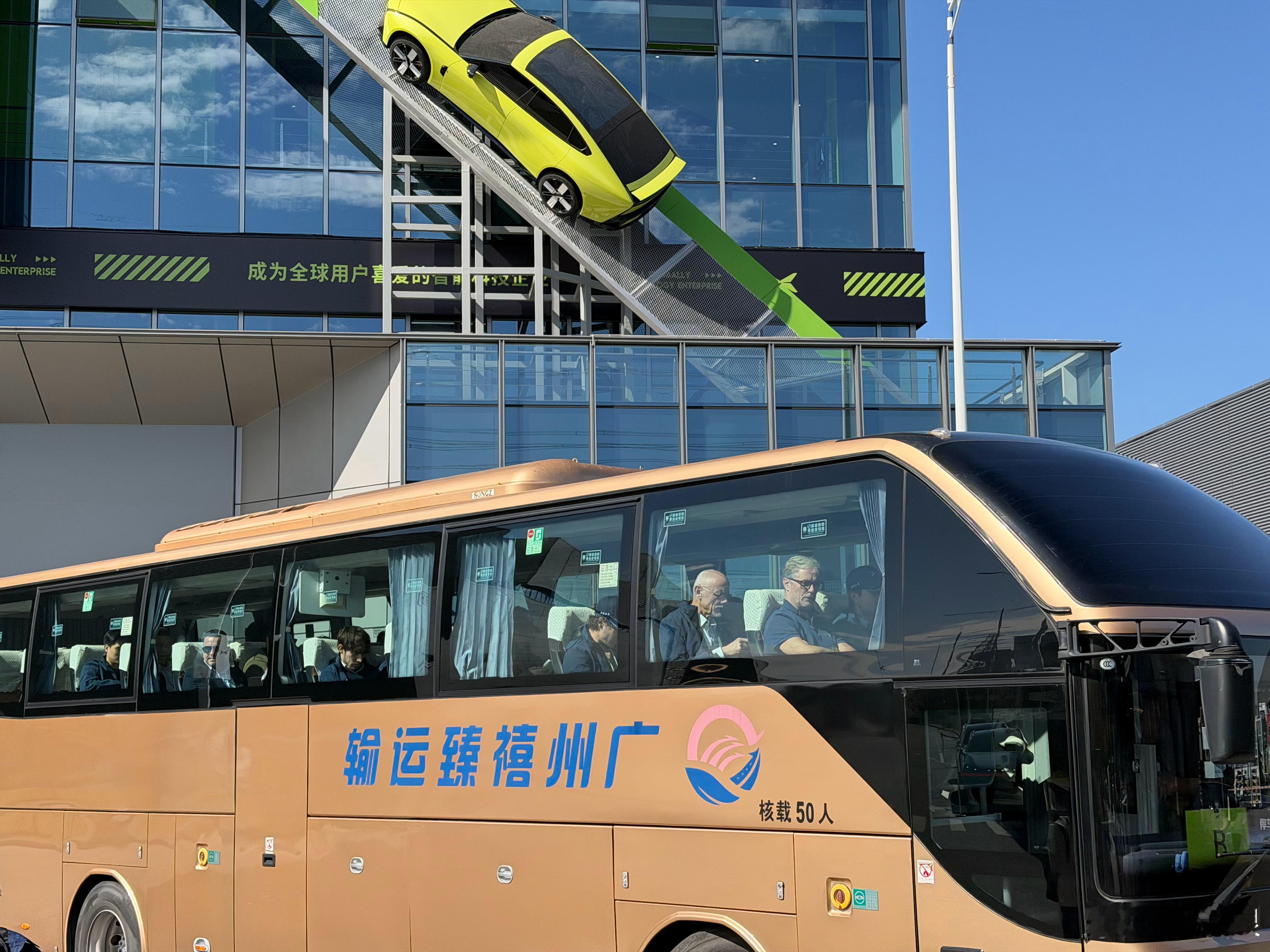 外国媒体一车一车来参观小鹏工厂。本博在此处再次看到小鹏汇天6x6大面包。虽然飞机