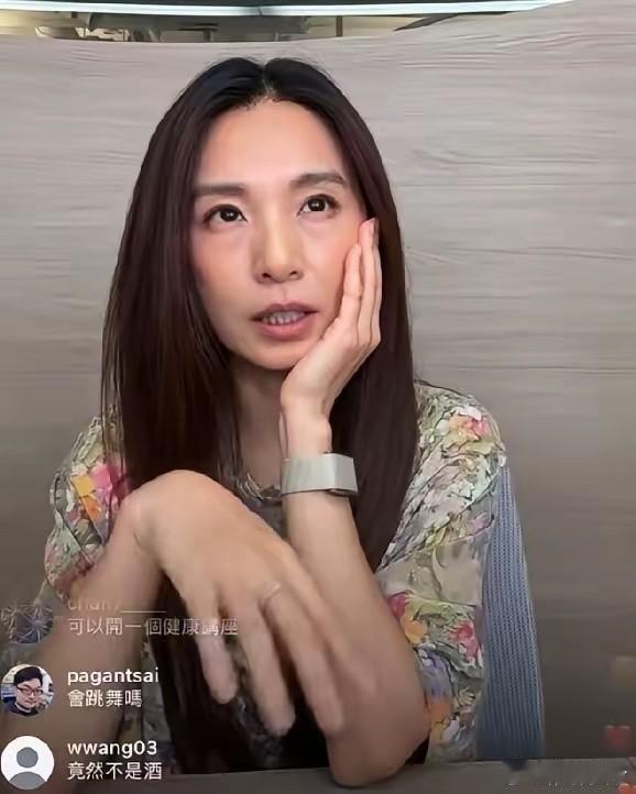 43岁田馥甄直播出镜，变化挺大，苍老感很明显。私下里她很注重健康饮食，坚持抗氧化