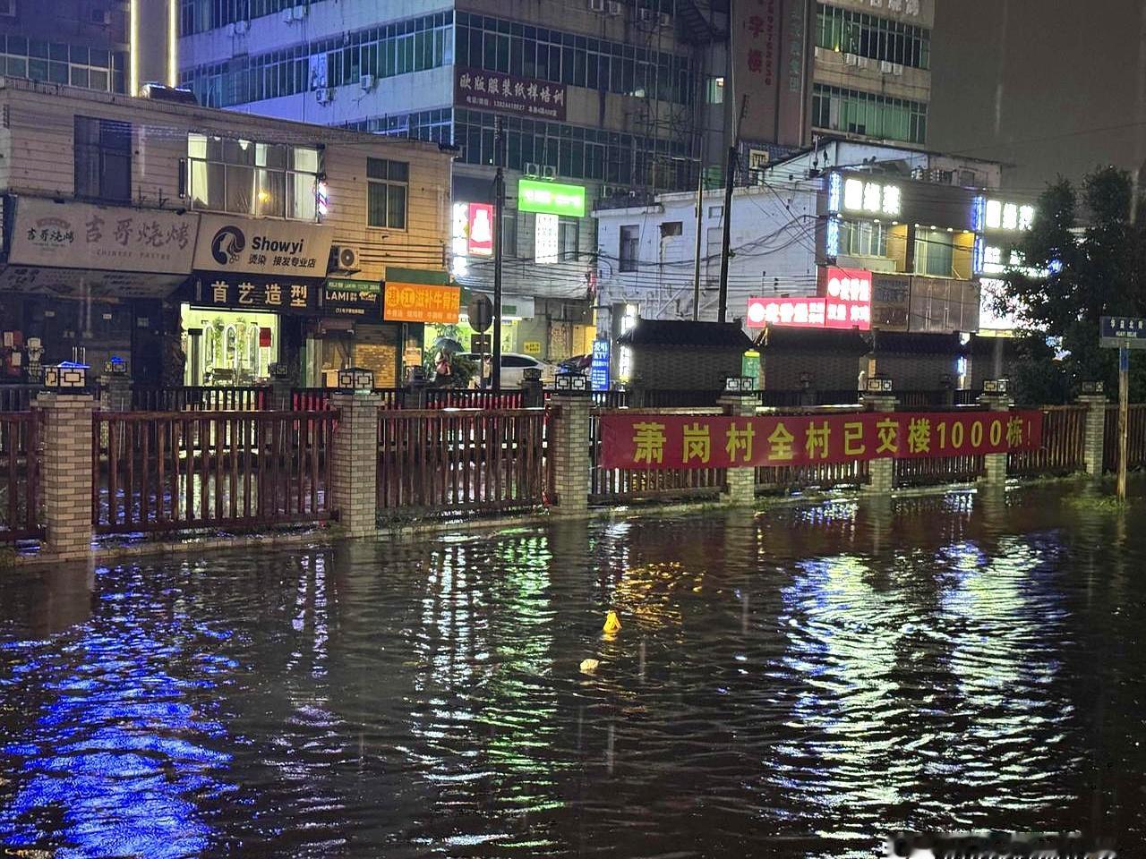 2026年8月14日，广州，星期五，暴雨砸下来那一刻，很多人估计都没想到，这场雨