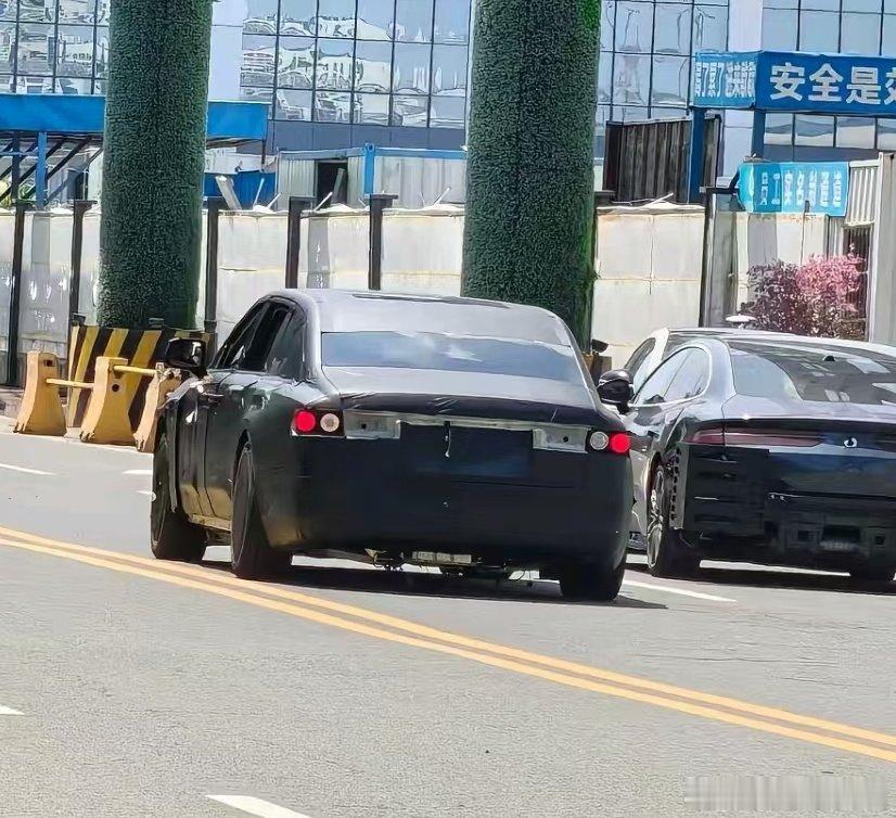 仰望这辆车很大呀🙌​