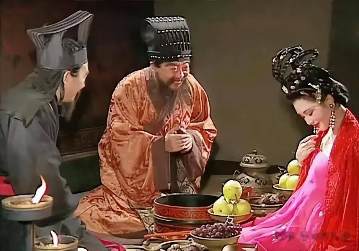 读《三国演义》时，有个问题一直困扰着我。既然董卓挟天子以令诸侯，为何不把汉献帝留