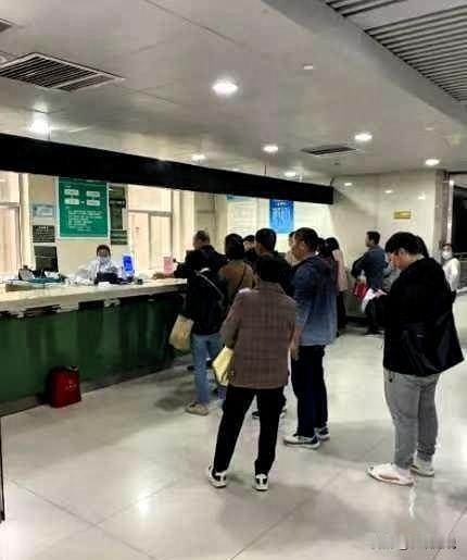 “闺女，这次我住院，报完销，总共花了6万块钱，你跟你弟弟平摊，一人出3万就行！”