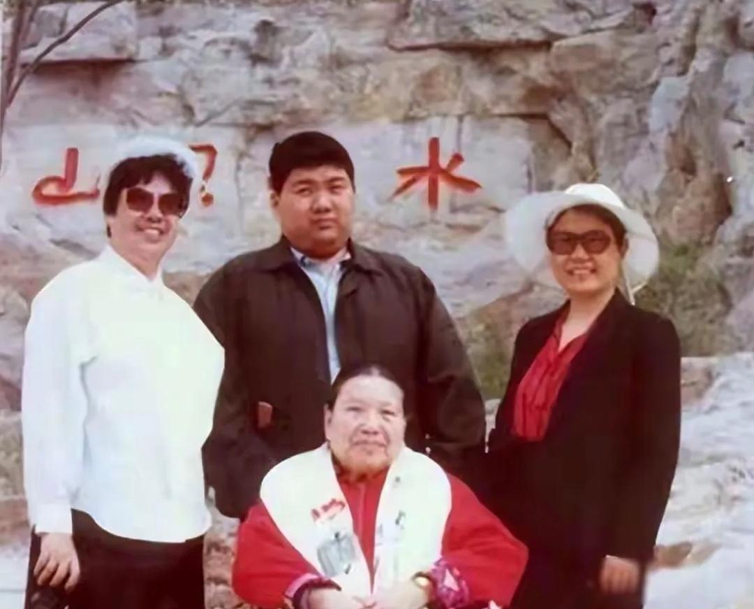 毛主席的亲家张文秋，90岁了还头发乌黑，她是一位心胸宽阔的女性。这张照片拍摄