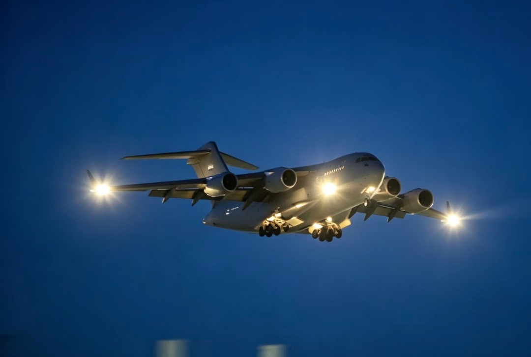 阿联酋空军C-17运输机昨晚在浦东机场降落