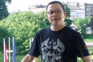 1980年，32岁的大三学生罗中立画了一幅画，立刻被国家收藏，给了他400元。可