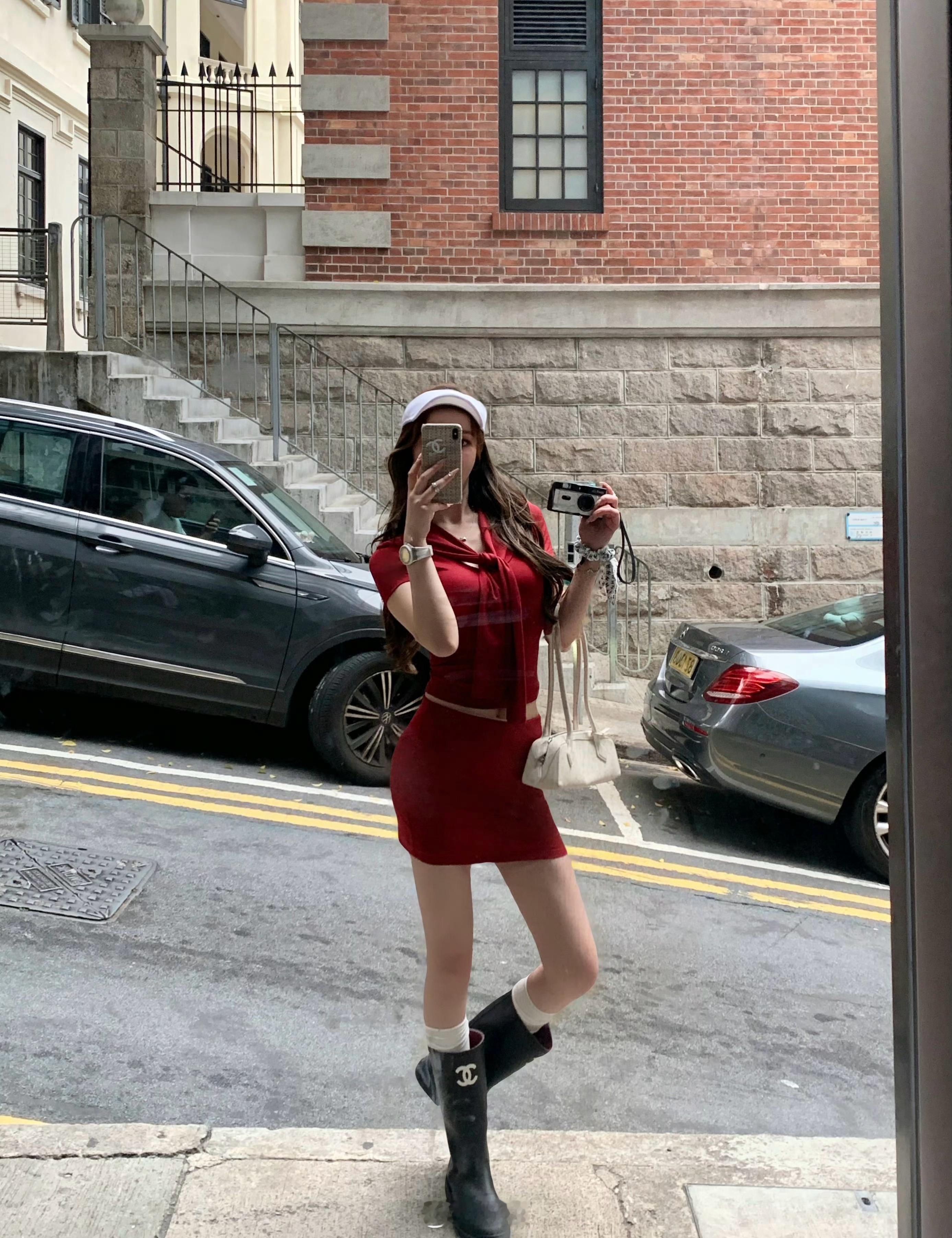香港满大街随处可见最旧款iPhone。​​​
