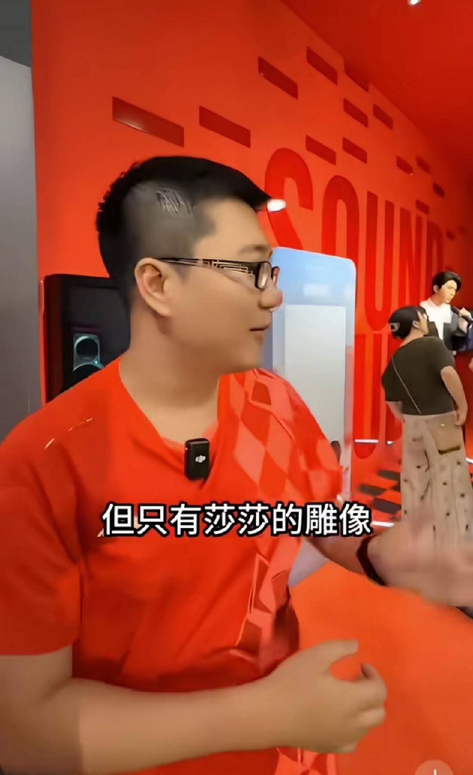 排队一小时，拍照30秒！网友在线说自己排队去蜡像馆。发现其他蜡像都是正常，只有