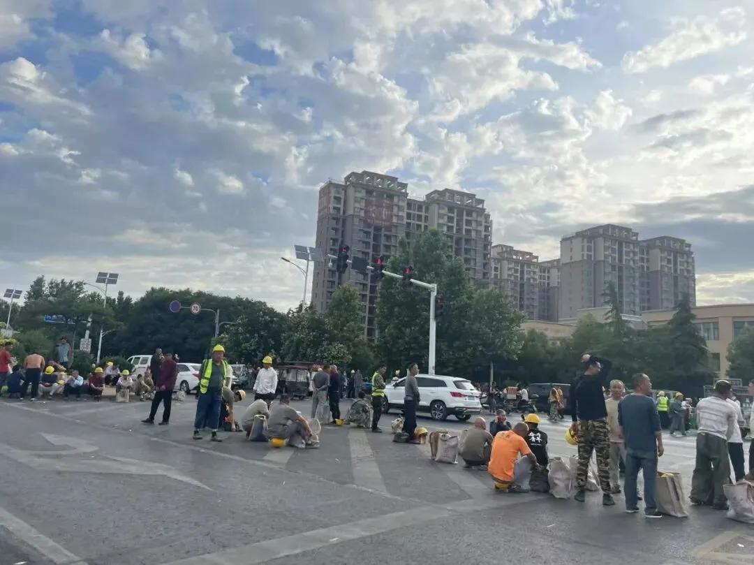 打破惯例，全面出手！6月10日北京消息，中国新闻周刊披露，多地工地清退60岁以