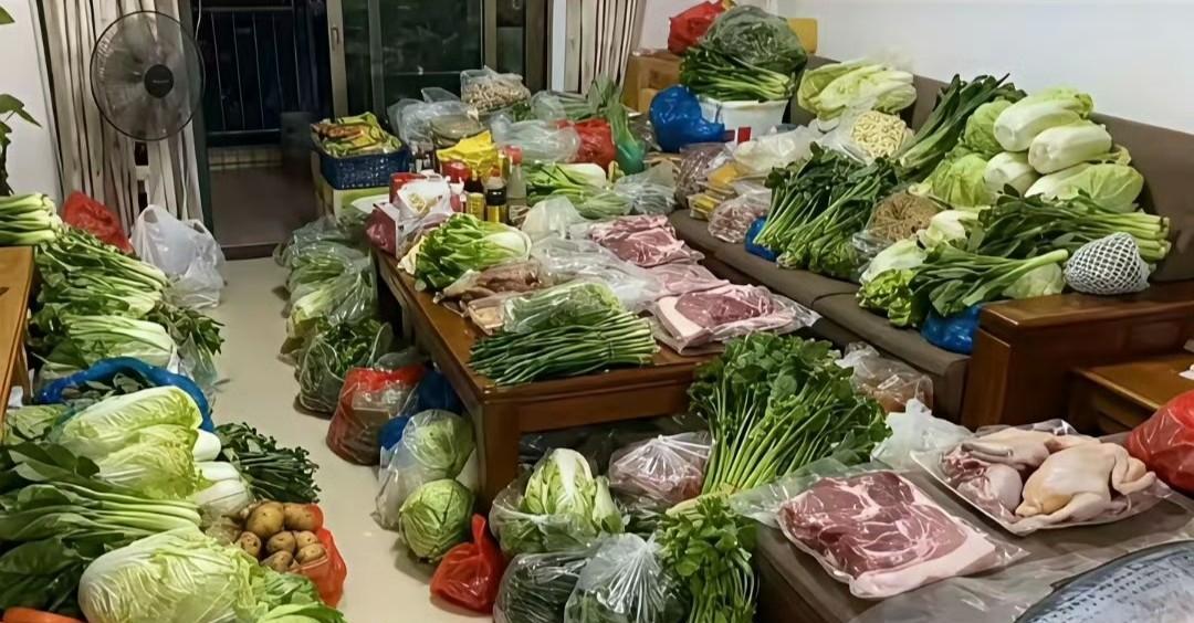 为了应对台风，这囤货也太多了吧？这也太夸张了，一个月都吃不完啊。就那么几天，