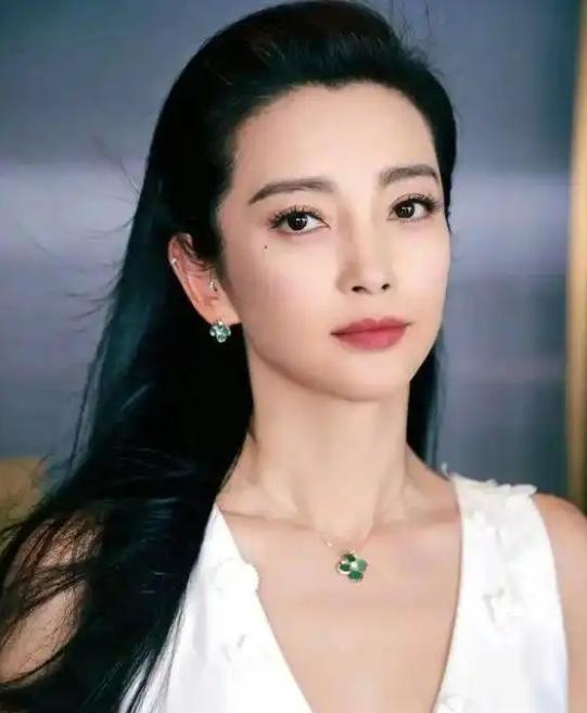 2009年，李冰冰曾被曝开出每月12万元招保姆。这个数字放到今天依旧有冲击力，可
