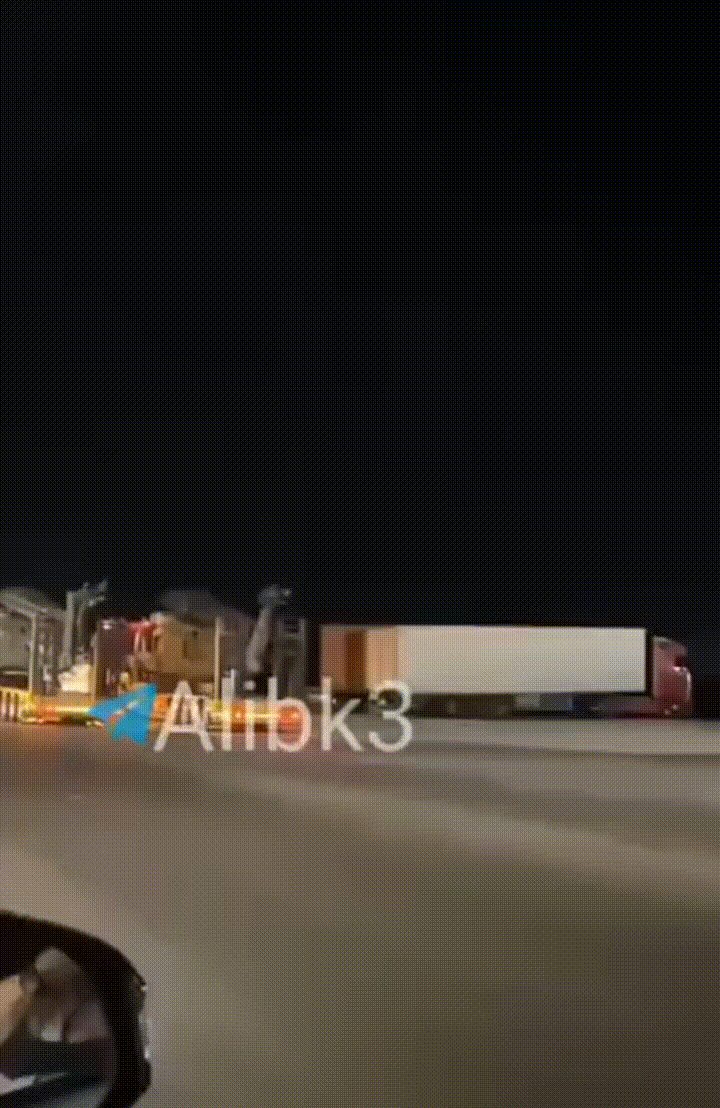 【伊朗周二弹道袭击的初步战果】约旦当地人拍到视频，美军夜间使用平板卡车