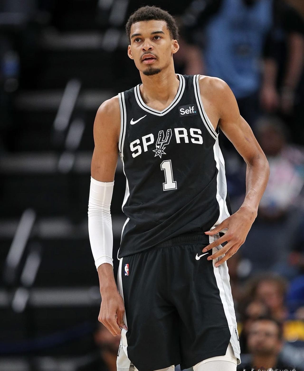 16连胜，被一个坐在板凳上的19岁少年终结了。马刺没靠团队篮球，他们靠文班亚马