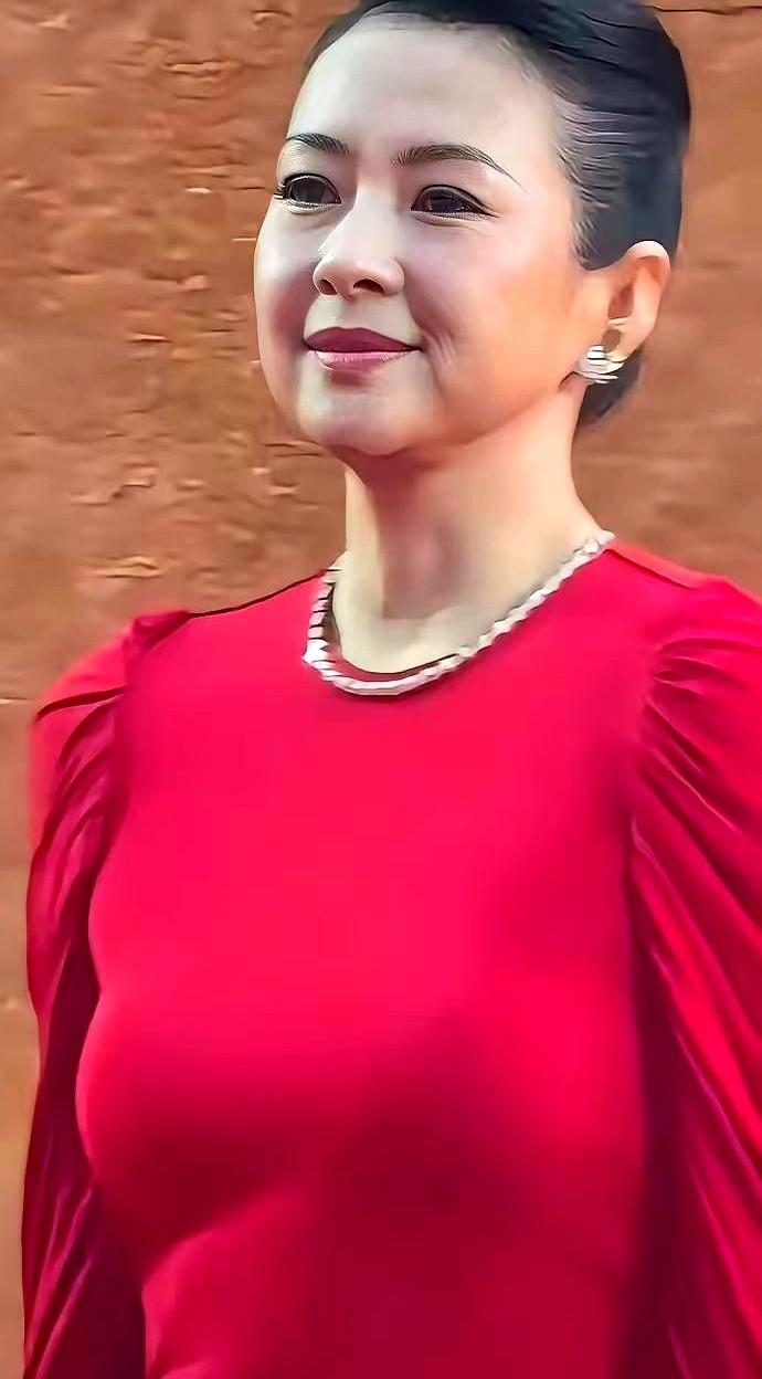 章子怡胖了20斤？！前阵子北京三里屯活动，47岁的她脸颊丰腴，身材圆润，跟唐