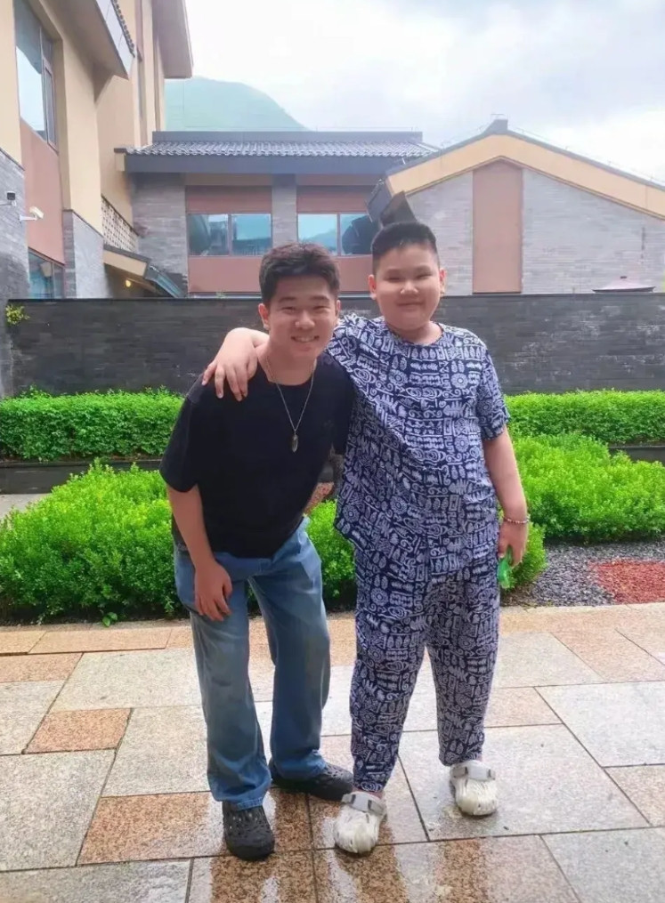 郭德纲这个小儿子观感实在是太不好了！跟德云社员工合影，明知道自己个子不够高，