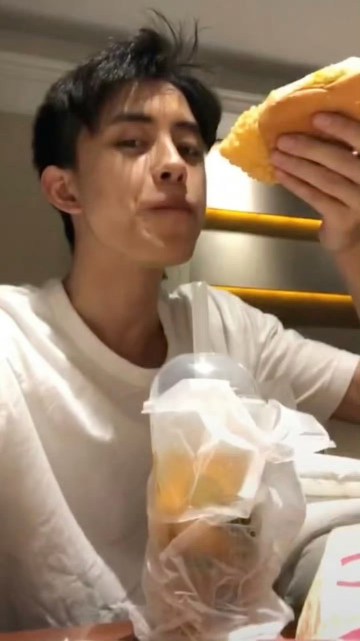 敖瑞鹏被老天爷追着喂饭吃敖瑞鹏“饭圈艺人”，还有谁比你抽象啊！敖瑞鹏真的喜欢