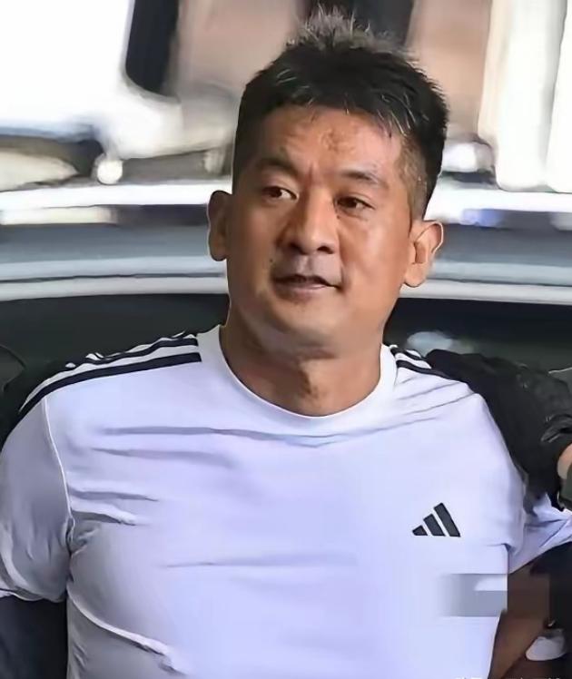 佘智江体格是很强悍的，通过照片能感受到，这个人的身体素质特别好，眼神十分犀利，咬