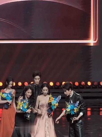 刚收官就装不熟？尖叫之夜上张凌赫找话，白鹿直接别开了脸。镜头看得一清二楚。