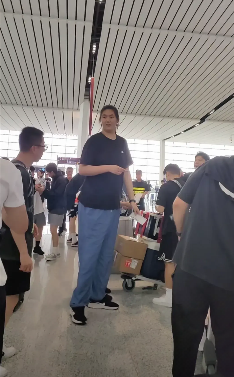 张子宇在人群中太扎眼了，本来对2米26没什么概念，看到她身旁的男路人，就什么都明