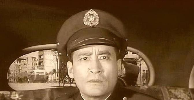 1950年，成都有个香烟店的老板，坐着看报习惯双腿并拢，后背胸膛挺得笔直，双手将